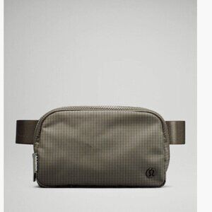 Lululemon Everywhere Belt Bag - Carob Brown/Black- new